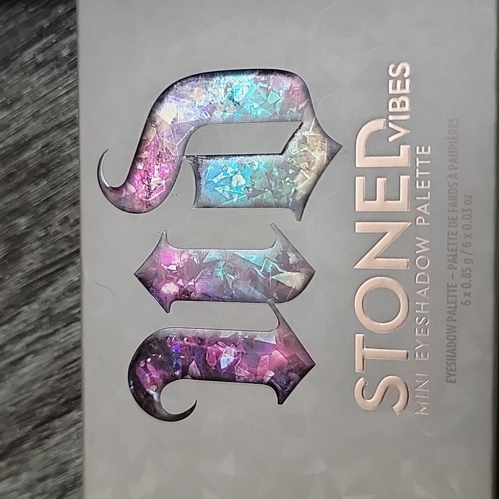 Urban Decay Stoned Vibes Eyeshadow Palette with Glittering Shades - Picture 3 of 4